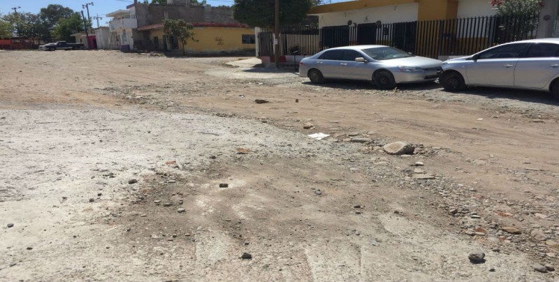 Retiran montones de tierra de la calle Puerto Márquez