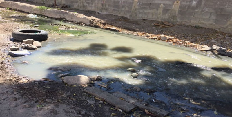 Fuerte fuga de drenaje se localiza en calle Puerto de Ohuira