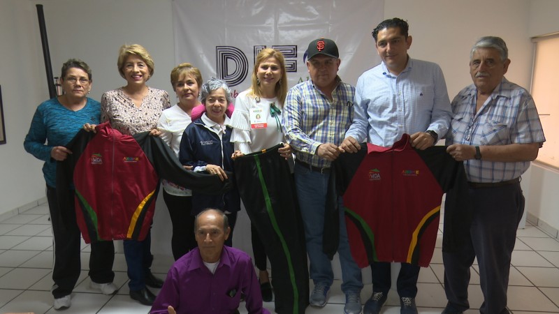 Entregan uniformes a deportistas de INAPAM