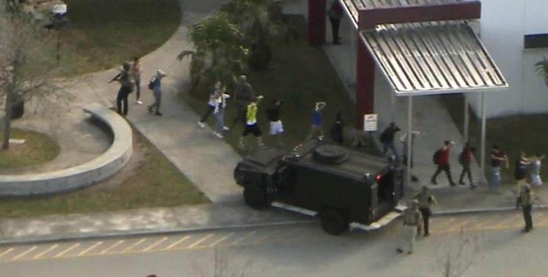 Divulgan videos de vigilancia de la escuela de Parkland durante el tiroteo
