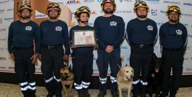 Binomios caninos de la UNAM reciben premio por su labor