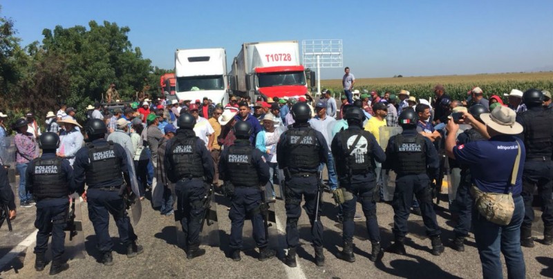 Mantienen protesta, bloquean Autopista Benito Juárez
