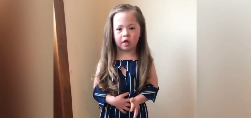 #VIDEO Niña con síndrome de Down manda un emotivo mensaje