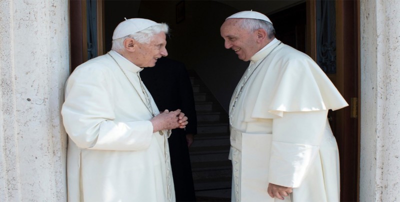 El papa Francisco visitó a Benedicto XVI para felicitarle la Pascua