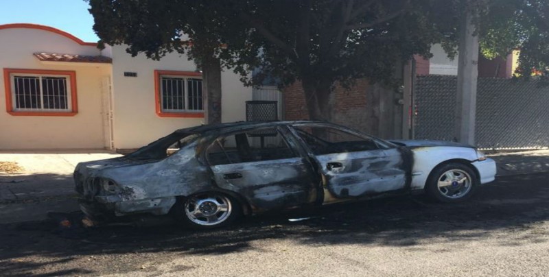 Tres vehículos fueron quemados en Colinas de la Rivera