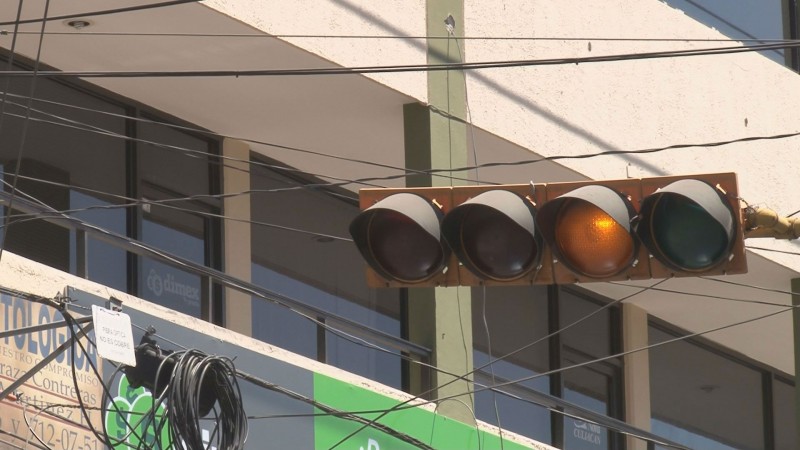 Semáforo solo en preventivo en céntrica calle de la ciudad