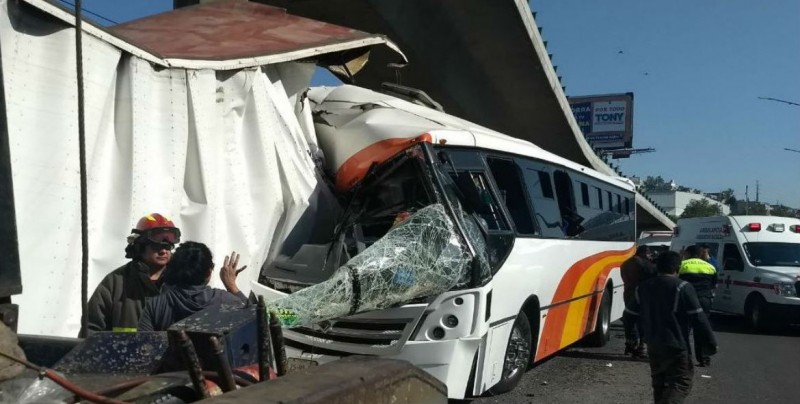 Accidente en la México-Querétaro deja al menos 23 heridos