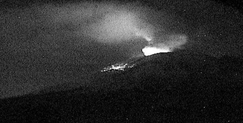 Explosión en el Popocatépetl lanza fragmentos incandescentes