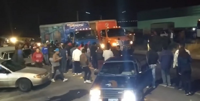 Camiones de la Coca y Pepsi juegan arrancones