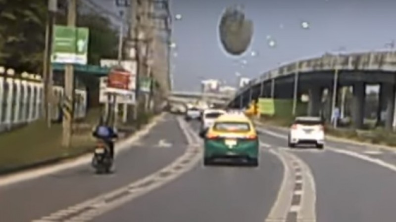 #Video ¿Un OVNI casi aplasta a un automóvil en movimiento?