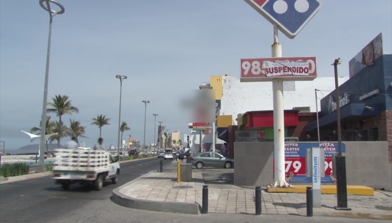 Colocan sellos de suspendido en anuncios publcitarios