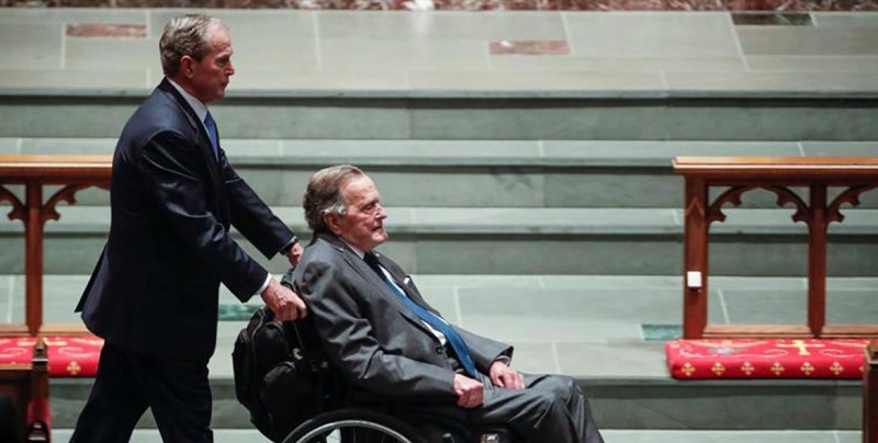 Hospitalizan al expresidente Bush días después de la muerte de su esposa
