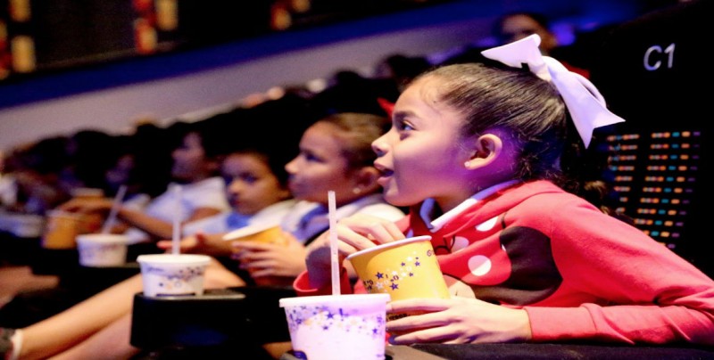 Por los festejos del mes de abril llevan a niños al cine