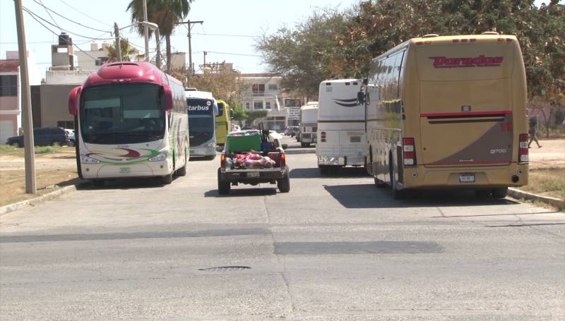 Llegan turistas en camiones charters