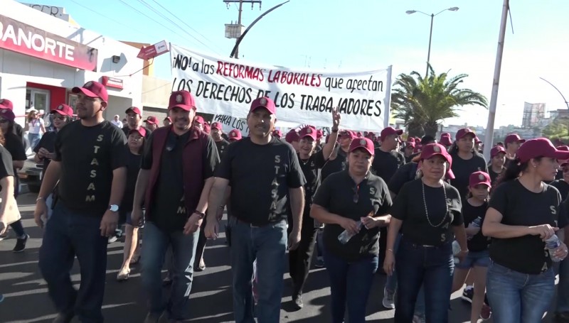 Desfilan trabajadores de 60 sindicatos