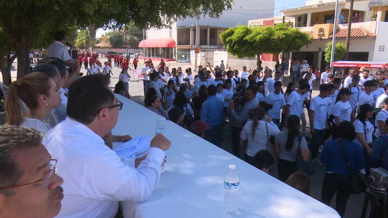 Participan más de 10 mil trabajadores en desfile