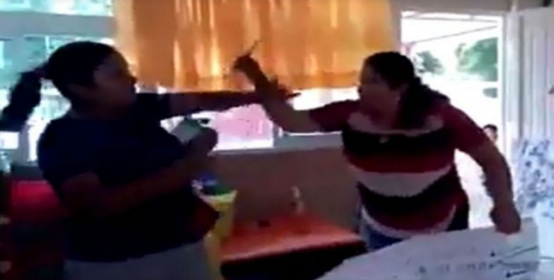 #Video Maestra de kinder golpea a madre de familia