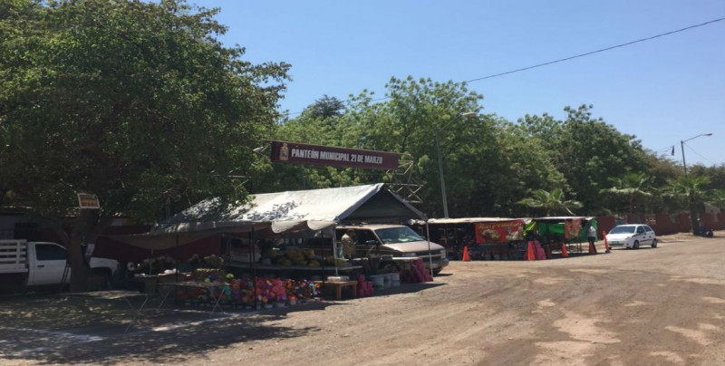 Se instalan comerciantes afuera de panteones en Culiacán