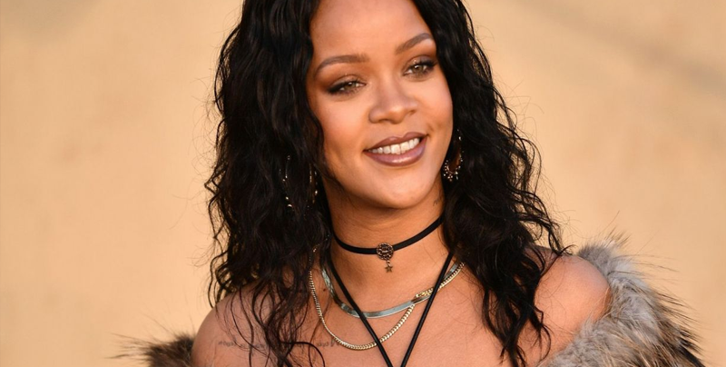 Rihanna posa para promocionar su nueva línea de lencería