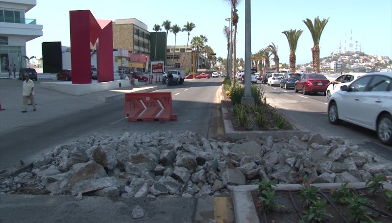 Trabajos provocan tráfico en Avenida del Mar