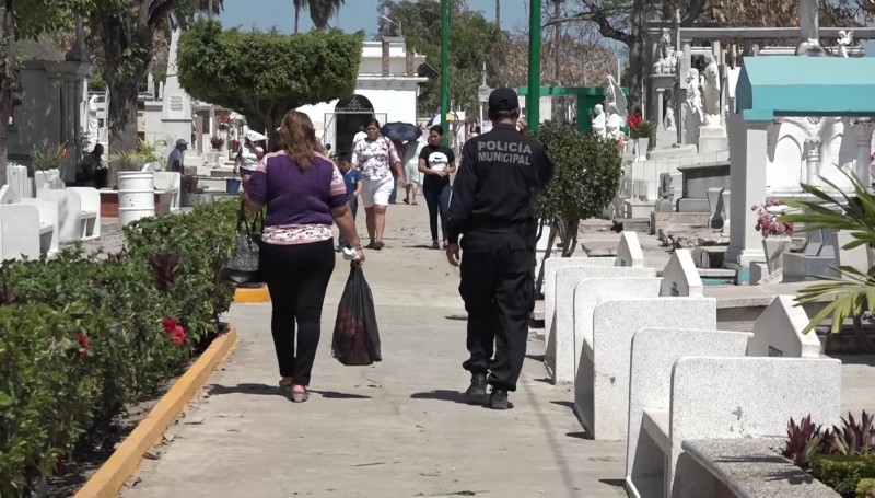 Operativo en panteones por el Día de las Madres