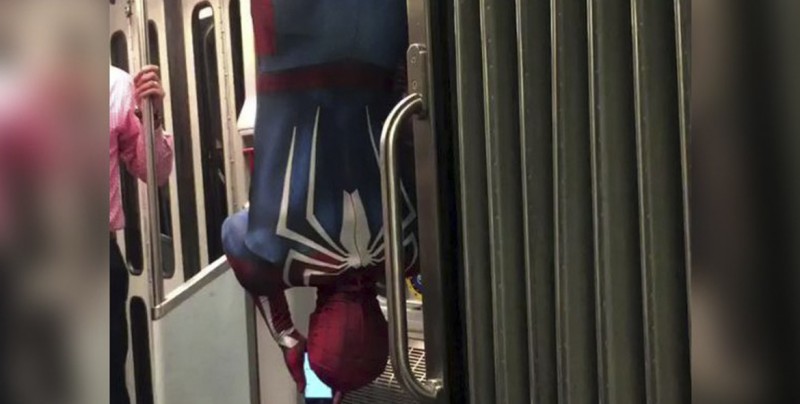 ¡Casual! El hombre araña en el metro