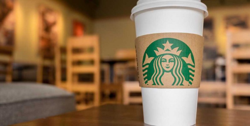 Trabajador le escribe "frijolero" en vaso de Starbucks