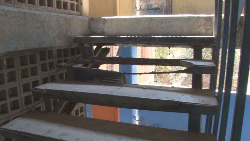 Confirma Protección Civil mal estado de escaleras en edificio habitacional