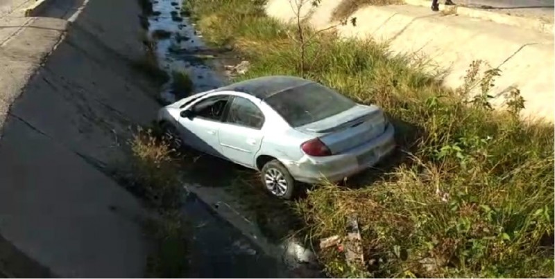 Cae un automóvil en canal pluvial de la Av. Santa Rosa