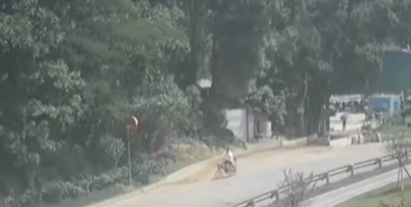 #VideoFuerte Ciclista es herido por camión grúa, sobrevive, pero después paso esto