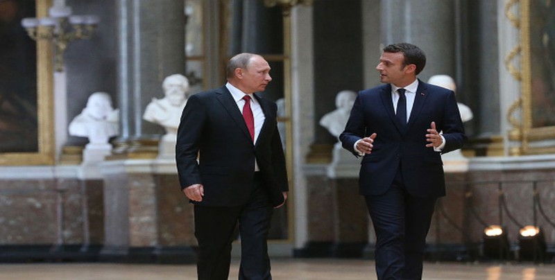Putin recibe a Macron en los jardines del Palacio de Constantino