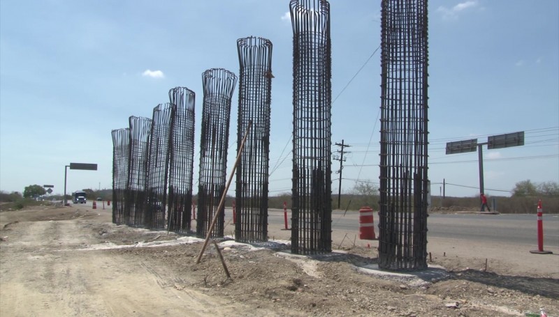 Construyen puente que conectará aeropuerto con libramiento