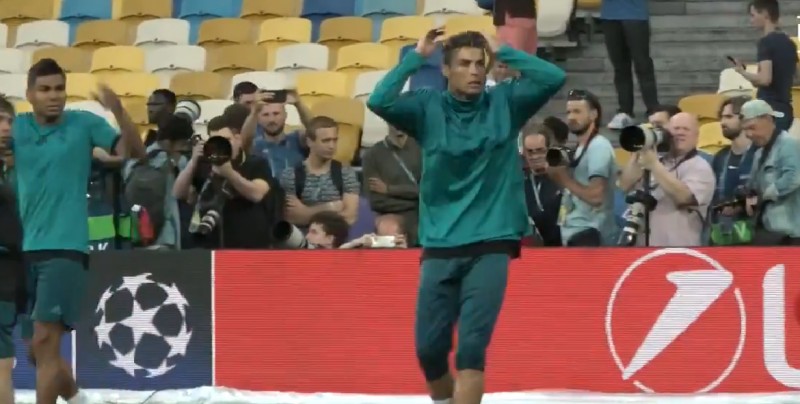 #Video Cristiano Ronaldo le pega tremendo balonazo a camarógrafo