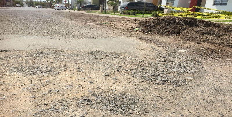 Baches y pavimento irregular en fraccionamiento Rincón Real
