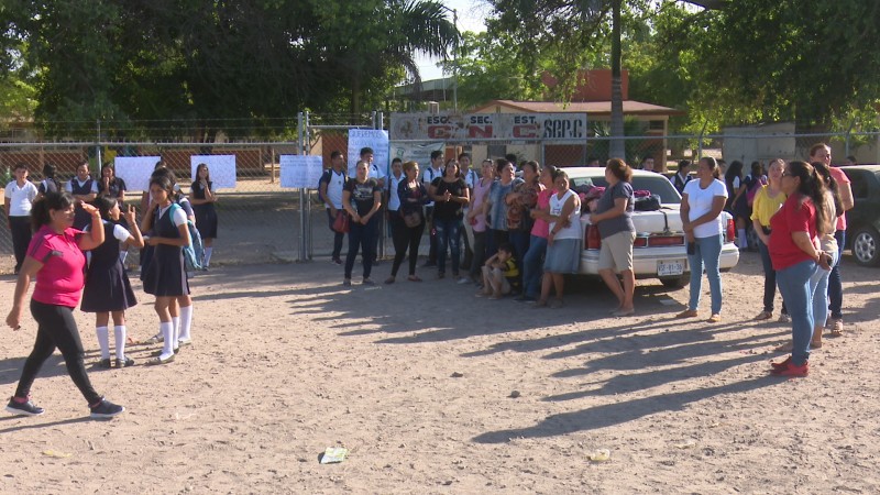 Madres de familia toman escuela secundaria C.N.C en el Macapule