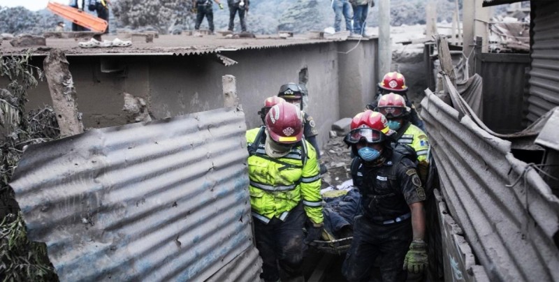 Suspenden rescates por mal clima en Guatemala tras erupción de volcán Fuego