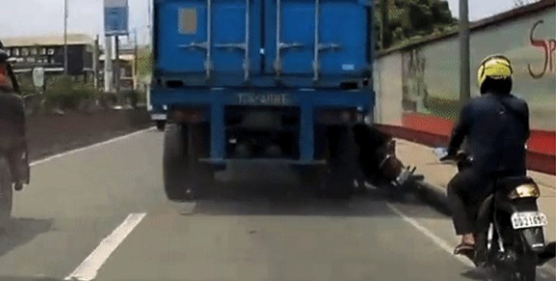 Motociclista sobrevive de ser aplastado por un camión gracias a su casco