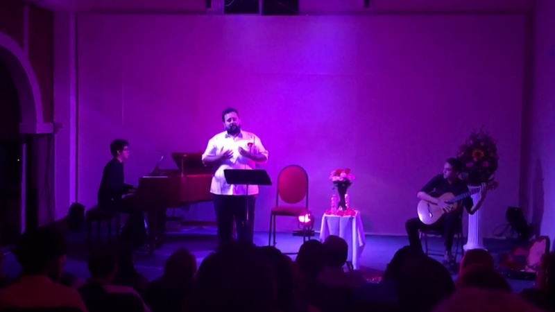 Le cantó a las flores de su vida...