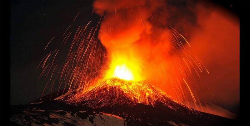 Volcán de Fuego se resiste a la calma y sigue búsqueda de víctimas de erupción