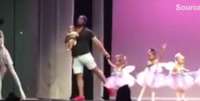 Papá salva el día: Con bebé en brazos, este papá ayuda a su hija con su presentación de ballet