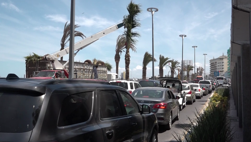 Lento tráfico por bloqueo de avenida del mar