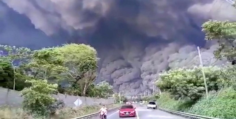 Volcán de Fuego de Guatemala continúa activo y reanudan búsqueda de víctimas