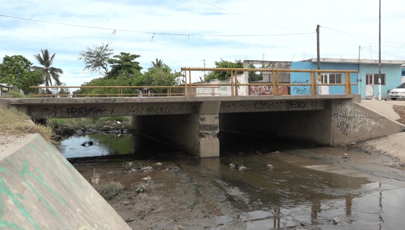 Limpios puntos críticos de canales y arroyos