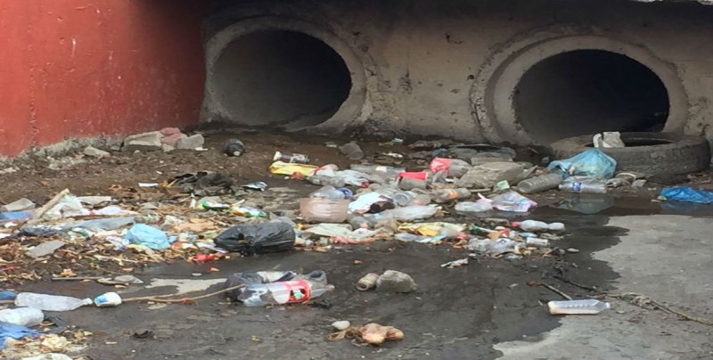 Colector con mucha basura por calle 30 de Septiembre
