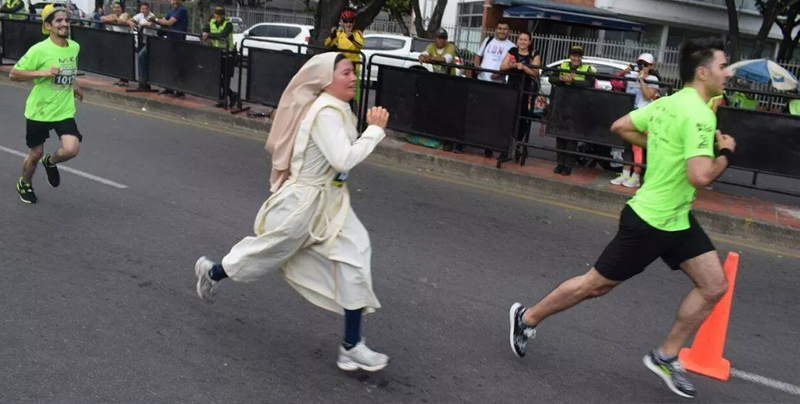 Monja corrió un maratón con su hábito puesto