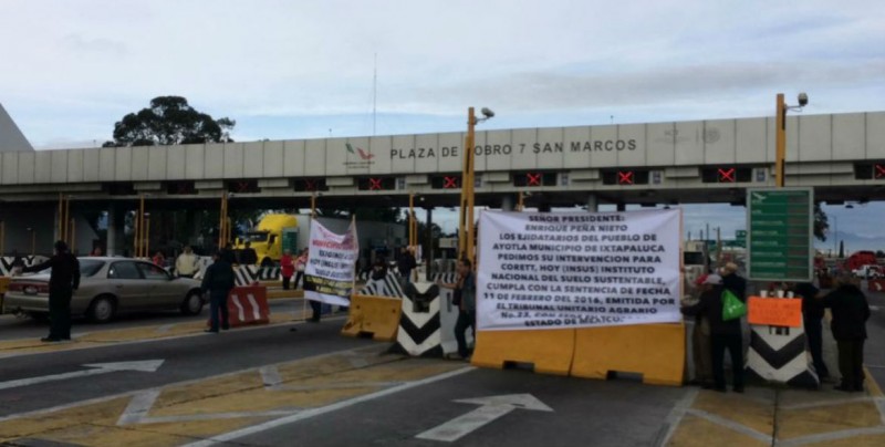 Manifestantes bloquean caseta en autopista México-Puebla