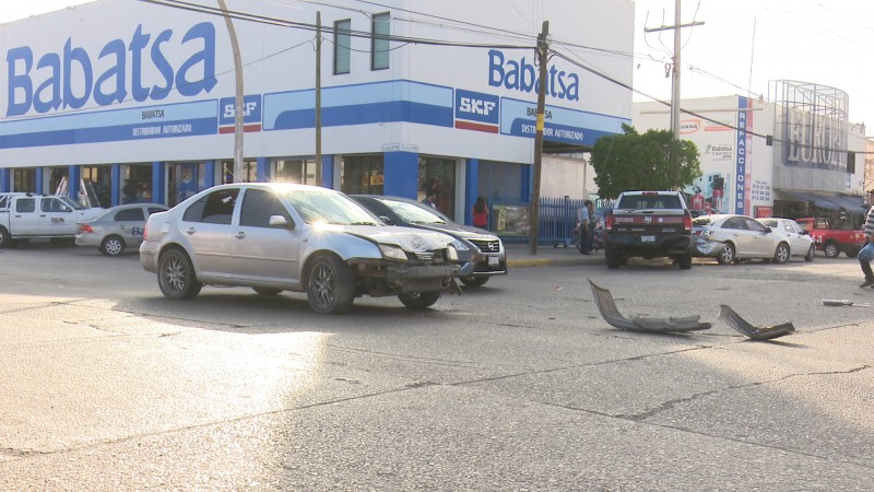 4 vehículos resultaron con daños tras choque en el centro de Los Mochis