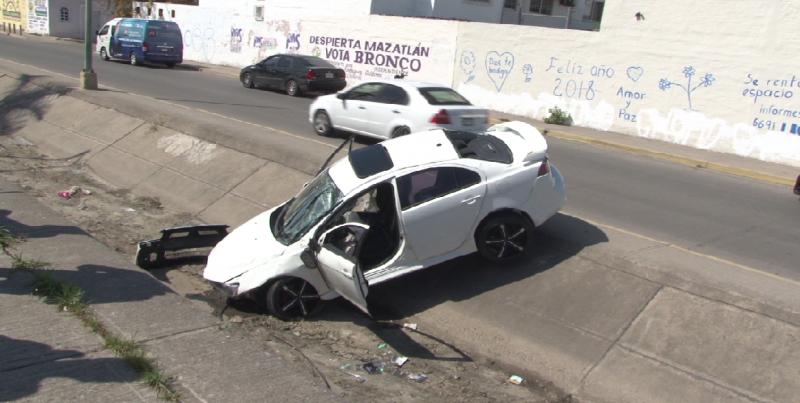 Se vuelca automóvil a canal pluvial por la Av. Francisco Solís