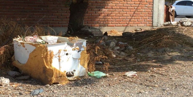 Con basura y escombros en la Díaz Ordaz