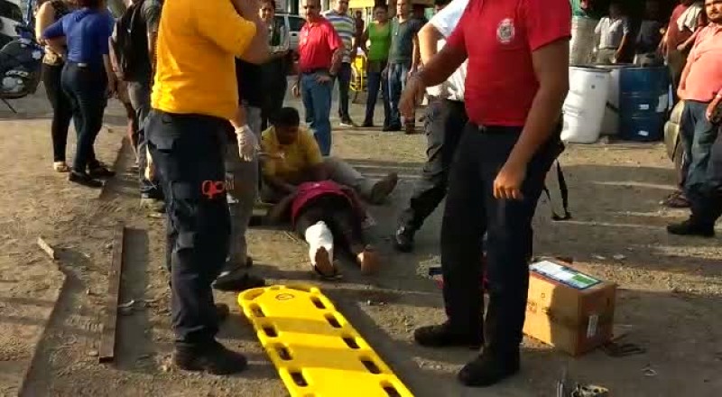 Mujer es arrollada por un vehículo sobre el Libramiento Colosio